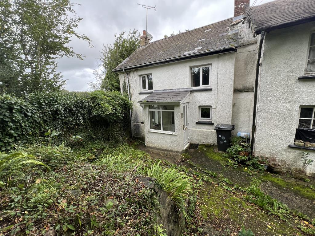 Lot: 115 - COTTAGE FOR REFURBISHMENT WITH LARGE GARDEN AND PARKING, PLUS SEPARATE PADDOCK - General view of the front of the cottage